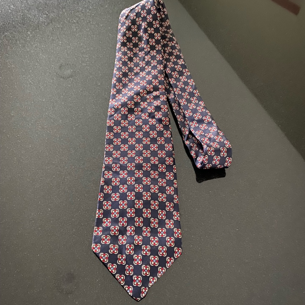 Classy and timeless Christian Dior tie.